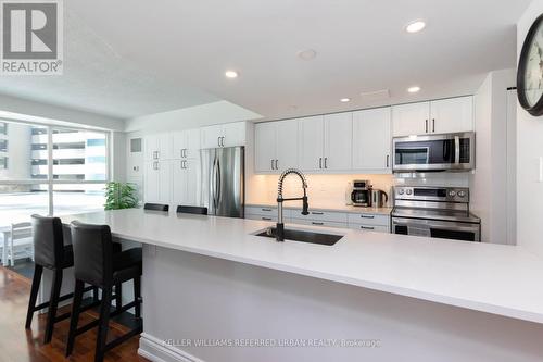 302 - 77 Harbour Square, Toronto, ON - Indoor Photo Showing Kitchen With Upgraded Kitchen