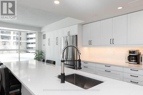 302 - 77 Harbour Square, Toronto, ON - Indoor Photo Showing Kitchen