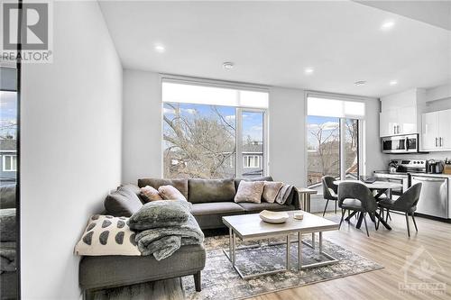 273 Duncairn Avenue, Ottawa, ON - Indoor Photo Showing Living Room