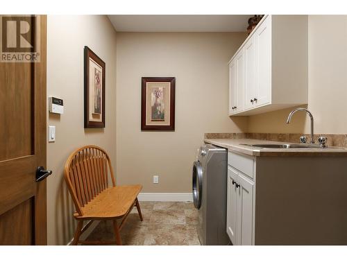 658 Peridot Place, Kelowna, BC - Indoor Photo Showing Laundry Room