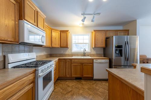 558 Anderson Road, Golden, BC - Indoor Photo Showing Kitchen