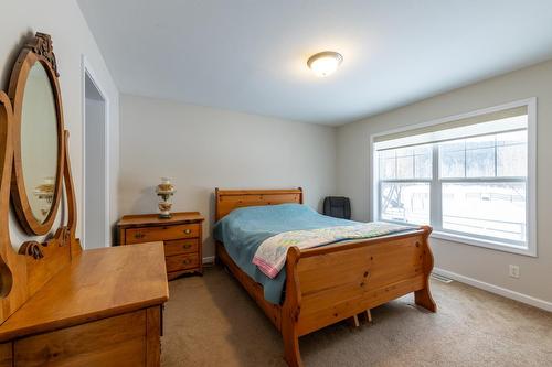 558 Anderson Road, Golden, BC - Indoor Photo Showing Bedroom