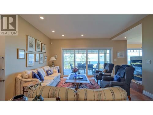 2755 Winifred Road, Naramata, BC - Indoor Photo Showing Living Room