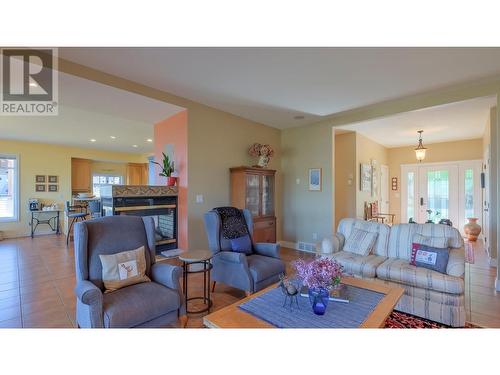2755 Winifred Road, Naramata, BC - Indoor Photo Showing Living Room