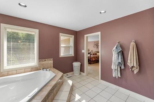 880 Waterloo Road, Castlegar, BC - Indoor Photo Showing Bathroom