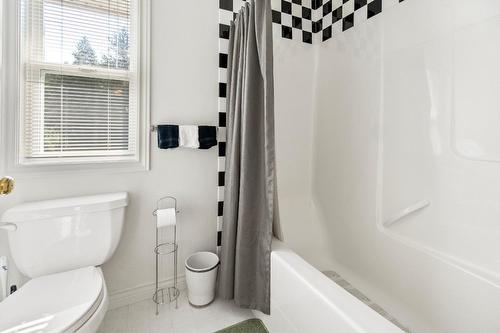 880 Waterloo Road, Castlegar, BC - Indoor Photo Showing Bathroom