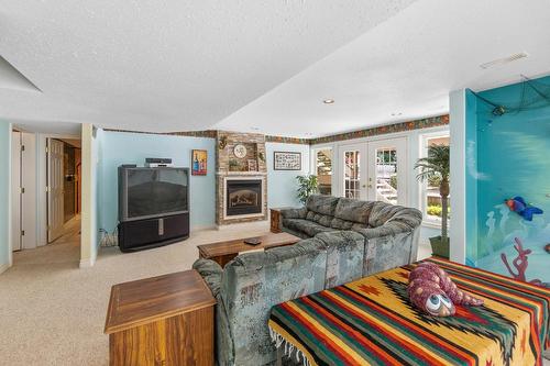 880 Waterloo Road, Castlegar, BC - Indoor Photo Showing Living Room With Fireplace