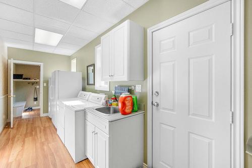 880 Waterloo Road, Castlegar, BC - Indoor Photo Showing Laundry Room