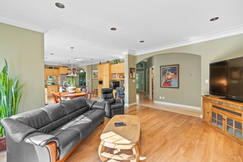 880 Waterloo Road, Castlegar, BC - Indoor Photo Showing Living Room
