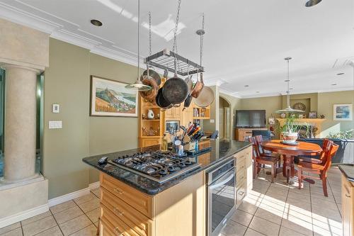 880 Waterloo Road, Castlegar, BC - Indoor Photo Showing Kitchen With Upgraded Kitchen