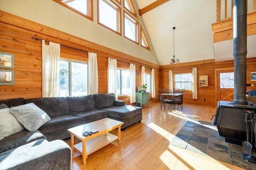 9115 Main Street, Elko, BC - Indoor Photo Showing Living Room