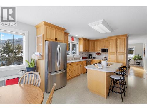 2190 Country Woods Road, Sorrento, BC - Indoor Photo Showing Kitchen