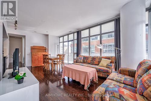 #605 -33 Charles St E, Toronto, ON - Indoor Photo Showing Living Room