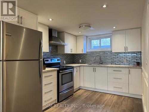 58 Collins Cres, Aurora, ON - Indoor Photo Showing Kitchen With Upgraded Kitchen