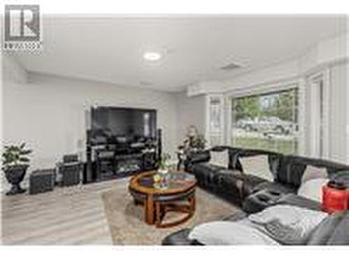 1707 43 Avenue, Vernon, BC - Indoor Photo Showing Living Room