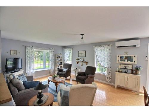 Living room - 113 Ch. Des Lilas, Caplan, QC - Indoor Photo Showing Living Room