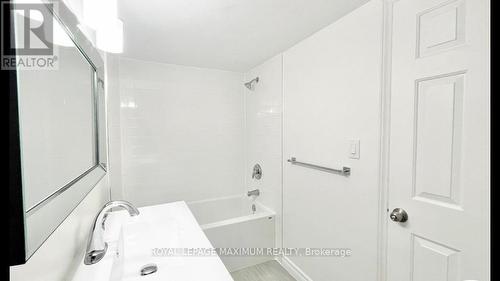 102 Navenby Cres, Toronto, ON - Indoor Photo Showing Bathroom