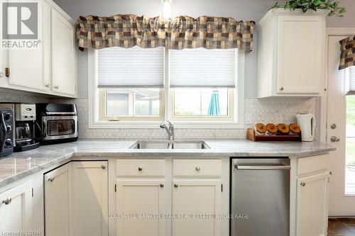 7 Strathcona St, Dutton/Dunwich, ON - Indoor Photo Showing Kitchen With Double Sink