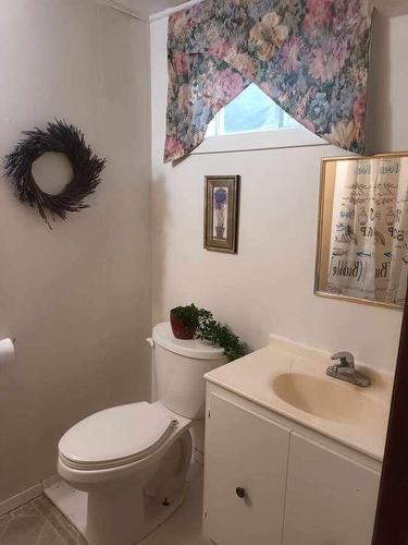 2782 20Th Street, Lister, BC - Indoor Photo Showing Bathroom