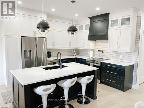 126 Kensington Street, Welland, ON - Indoor Photo Showing Kitchen With Double Sink With Upgraded Kitchen