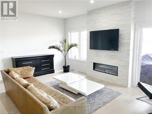 126 Kensington St, Welland, ON - Indoor Photo Showing Living Room With Fireplace