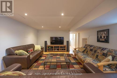 33 Pineway Crt, Galway-Cavendish And Harvey, ON - Indoor Photo Showing Living Room