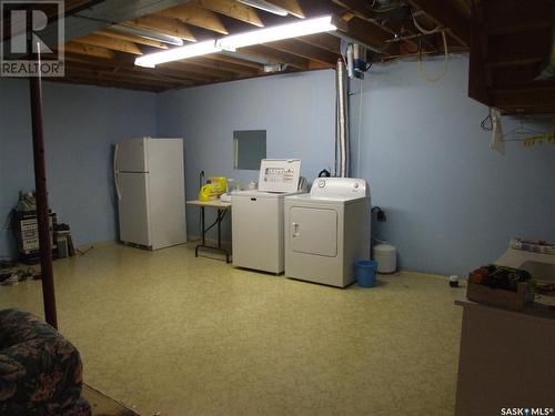 308 4Th Street W, Leader, SK - Indoor Photo Showing Laundry Room