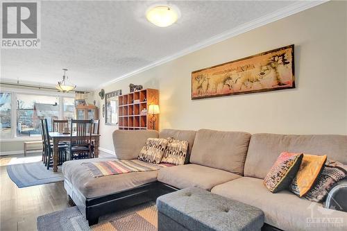 1331 Bloomsbury Crescent, Ottawa, ON - Indoor Photo Showing Living Room