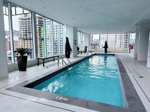 Pool - 2210-1155 Rue De La Montagne, Montréal (Ville-Marie), QC - Indoor Photo Showing Other Room With In Ground Pool
