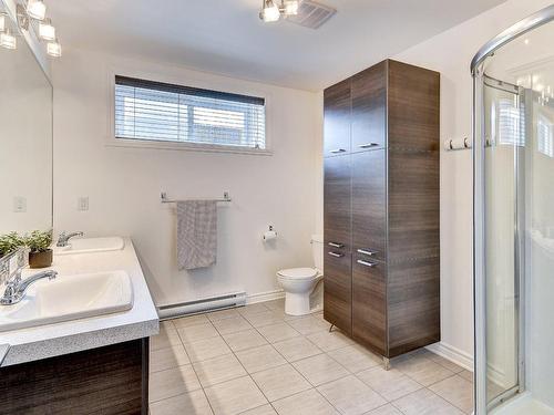Salle de bains - 115 Rue De La Terre-De-Feu, La Prairie, QC - Indoor Photo Showing Bathroom