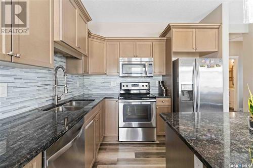 40 115 Veltkamp Crescent, Saskatoon, SK - Indoor Photo Showing Kitchen With Double Sink With Upgraded Kitchen