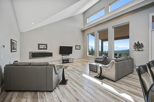 2619 Brewer Ridge Rise, Invermere, BC - Indoor Photo Showing Living Room