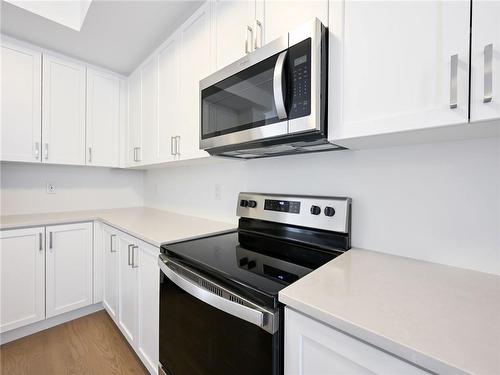 4045 Saida Street, Mississauga, ON - Indoor Photo Showing Kitchen