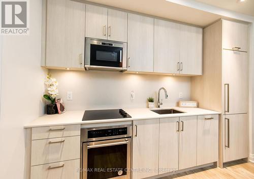 424 - 280 Howland Avenue, Toronto, ON - Indoor Photo Showing Kitchen