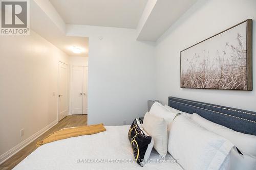 #424 -280 Howland Ave, Toronto, ON - Indoor Photo Showing Living Room