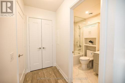 424 - 280 Howland Avenue, Toronto, ON - Indoor Photo Showing Bathroom