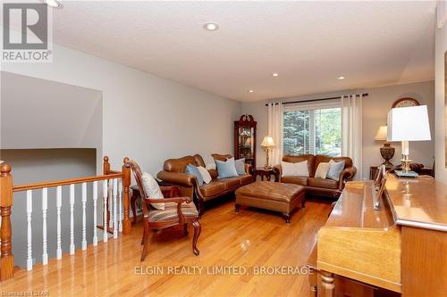 105 Dufferin Street, Central Elgin, ON - Indoor Photo Showing Living Room