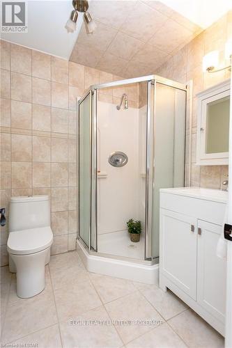 105 Dufferin St, Central Elgin, ON - Indoor Photo Showing Bathroom