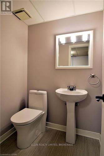 105 Dufferin Street, Central Elgin, ON - Indoor Photo Showing Bathroom
