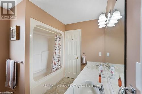 7715 Swan St, Niagara Falls, ON - Indoor Photo Showing Bathroom