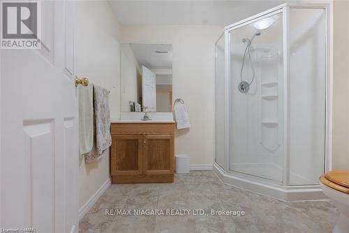 7715 Swan St, Niagara Falls, ON - Indoor Photo Showing Bathroom
