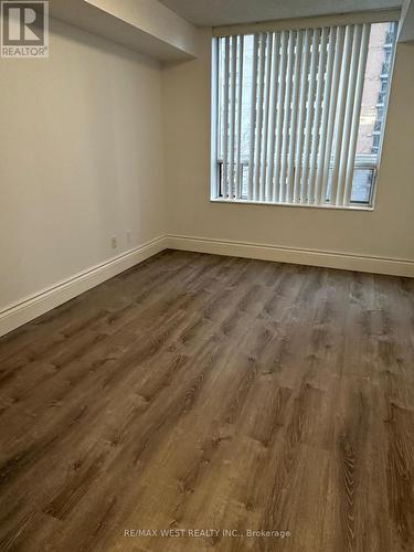 #424 -5233 Dundas St, Toronto, ON - Indoor Photo Showing Other Room