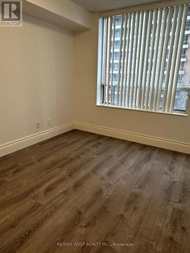 #424 -5233 Dundas St, Toronto, ON - Indoor Photo Showing Other Room