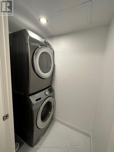 424 - 5233 Dundas Street, Toronto, ON - Indoor Photo Showing Laundry Room