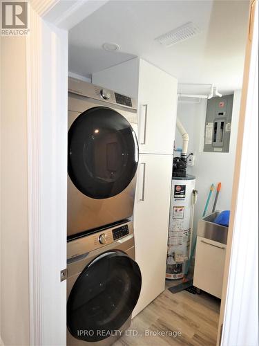 1011 Westminister St, Innisfil, ON - Indoor Photo Showing Laundry Room