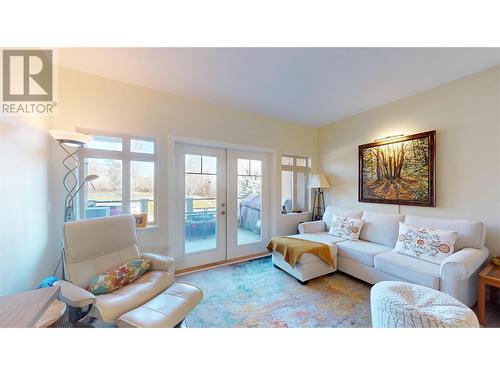 3996 Beach Avenue Unit# 205, Peachland, BC - Indoor Photo Showing Living Room