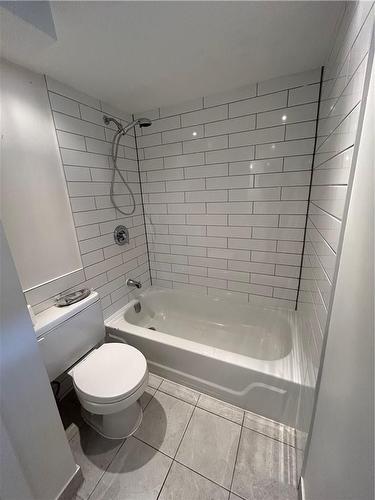 533 East 27Th Street, Hamilton, ON - Indoor Photo Showing Bathroom