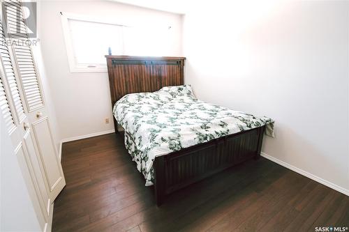 202 7Th Avenue Ne, Swift Current, SK - Indoor Photo Showing Bedroom