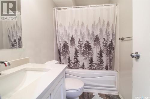 202 7Th Avenue Ne, Swift Current, SK - Indoor Photo Showing Bathroom