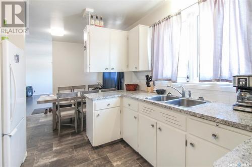 202 7Th Avenue Ne, Swift Current, SK - Indoor Photo Showing Kitchen With Double Sink